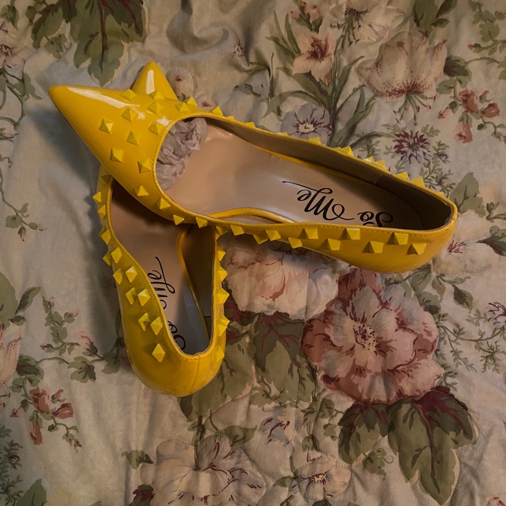 Yellow colors heel with red bottoms